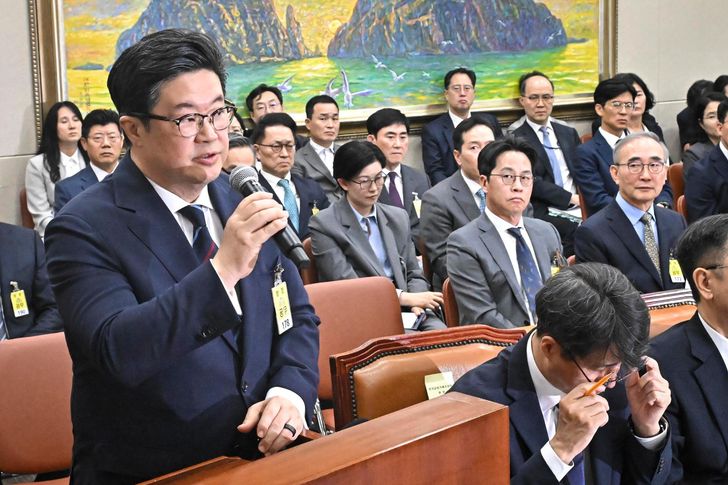 MBK chairman apologizes for Homeplus fiasco during first appearance at Assembly audit